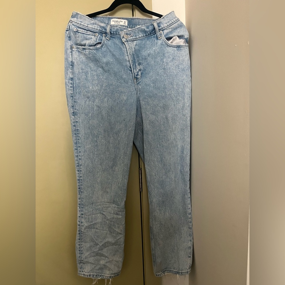 Front cross light wash jeans